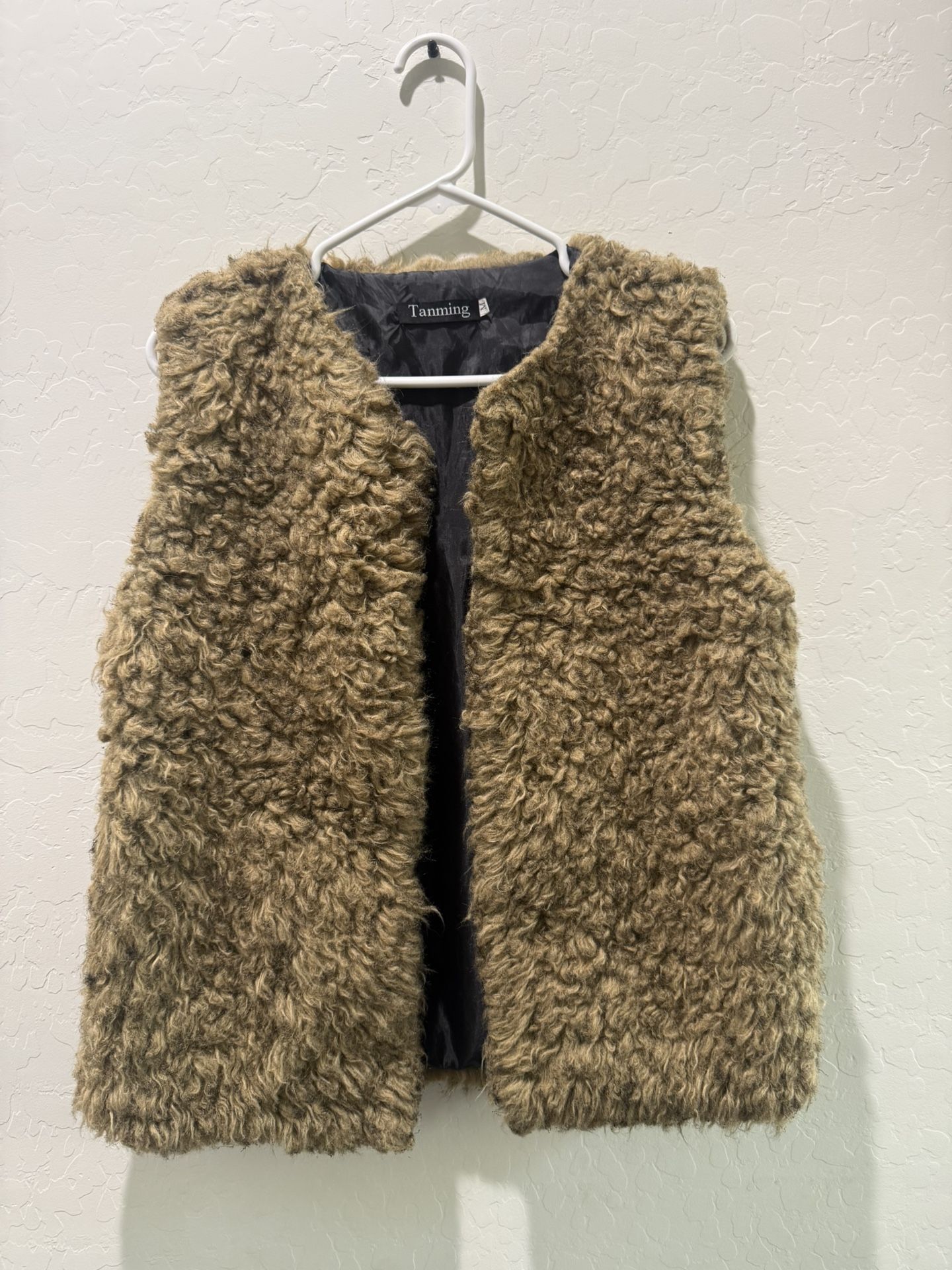β¨ Fur Tanning Vest β¨ Size: Medium | 100% Polyester