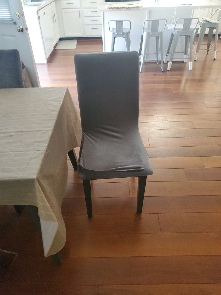 4 Chairs With Covers