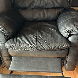 Nice and Comfy Black leather Recliner chair