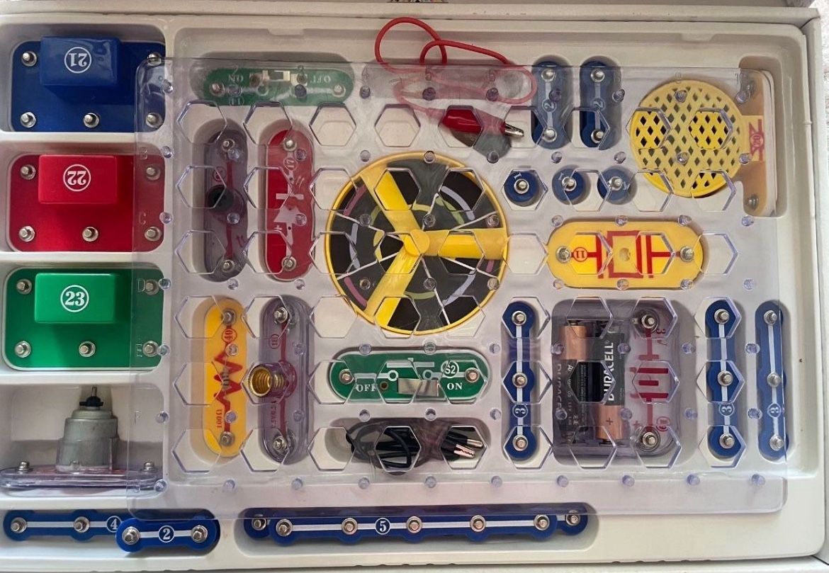 Snap Circuits Jr. SC-100 Electronics Exploration Kit, Over 100 Projects, Full Color Project Manual, 28 Parts, STEM Educational Toy for Kids 8 +