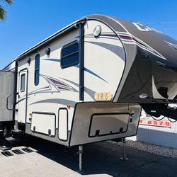 2015 crusader 32ft fifth wheel with 3 large slide outs must see