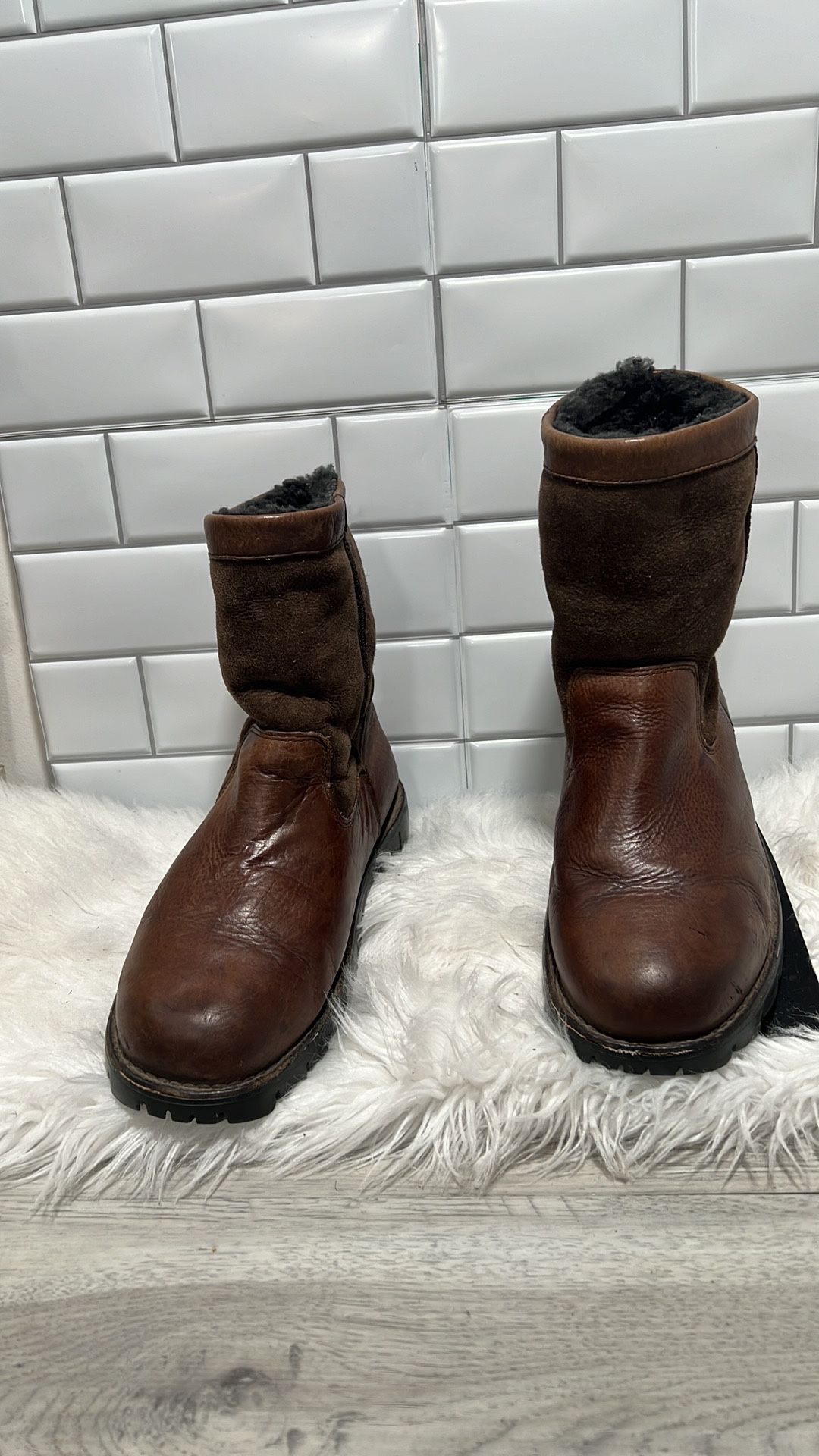 UGG Beacon Leather Suede Sheepskin Brown Winter Boots Size 10 