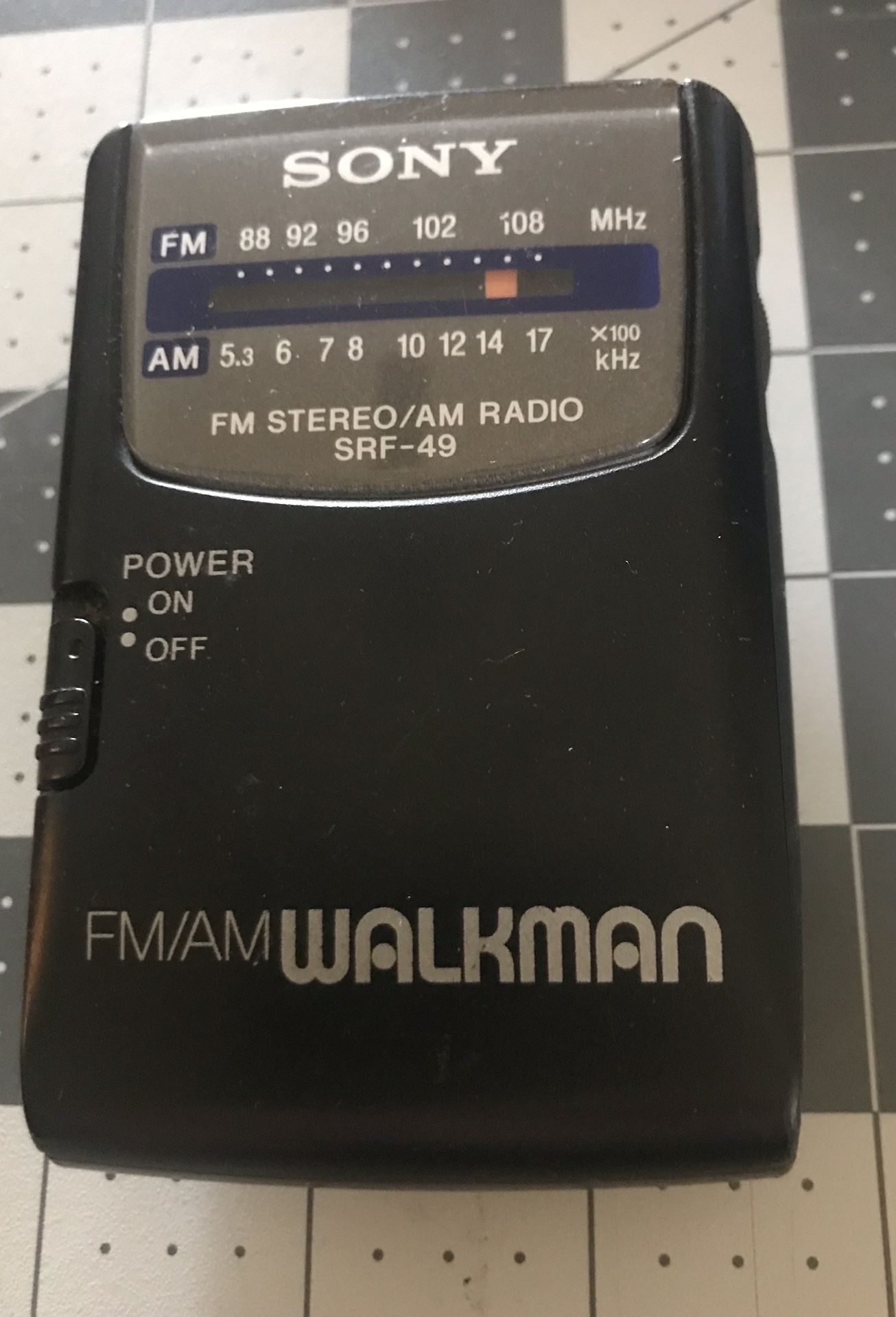 Excellent Sony Walkman SRF-49 FM/AM Stereo Radio w/Belt Clip  Works