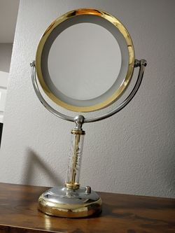 Magnifying mirror