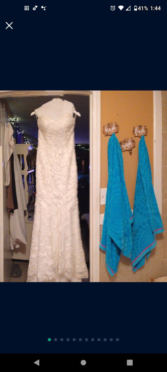 Beautiful Wedding Dress Size 6.  In Good Cond! 