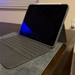 Apple iPad 10.9inch 64GB Sky Blue, Apple Pencil & Logitech Case