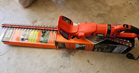 24 in. 3.3 Amp Corded Dual Action Electric Hedge Hog Trimmer - used once