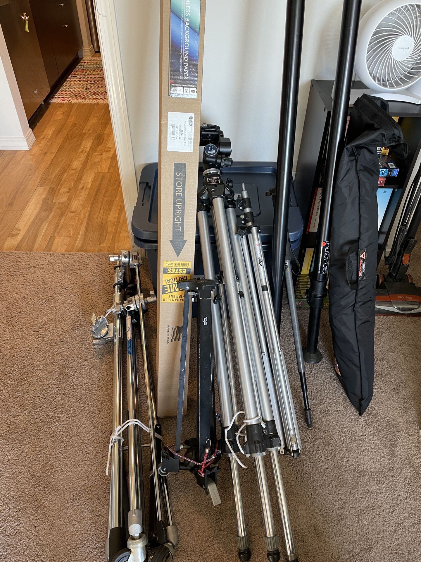 [LOTS OF ITEMS, PLEASE READ] Professional Photography Studio Gear - Lights/Stands, Tripods, Etc.