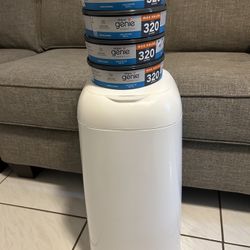 Diaper Genie & Refills (4)