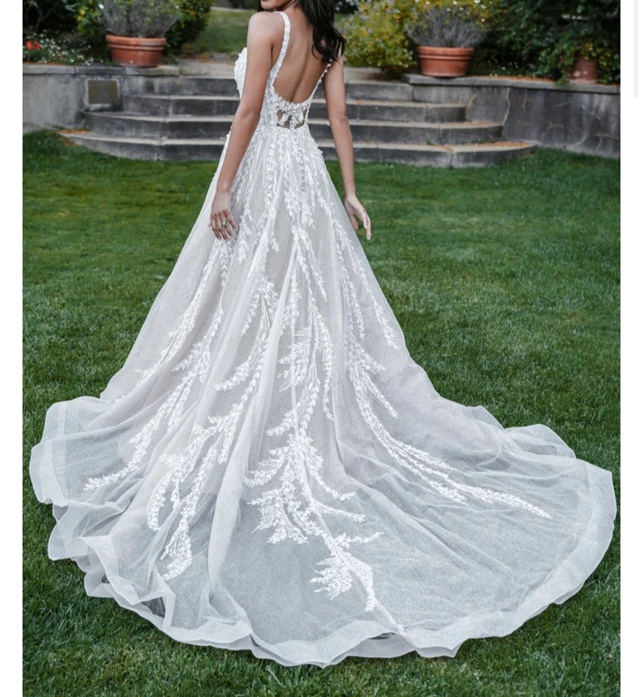 Elegant Classic Wedding Dress Squared Nickline