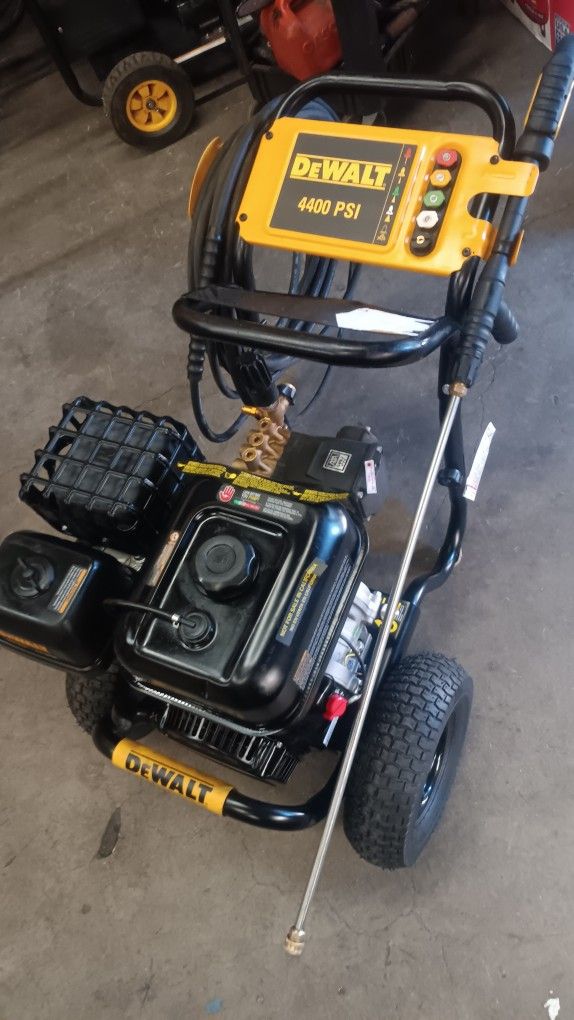 DEWALT 4400 PSI 4.0 GPM Cold Water Gas Pressure Washer4400 PSI 4.0 GPM Cold Water Gas Pressure Washer4400 PSI 4.0 GPM Cold Water Gas Pressure Washer