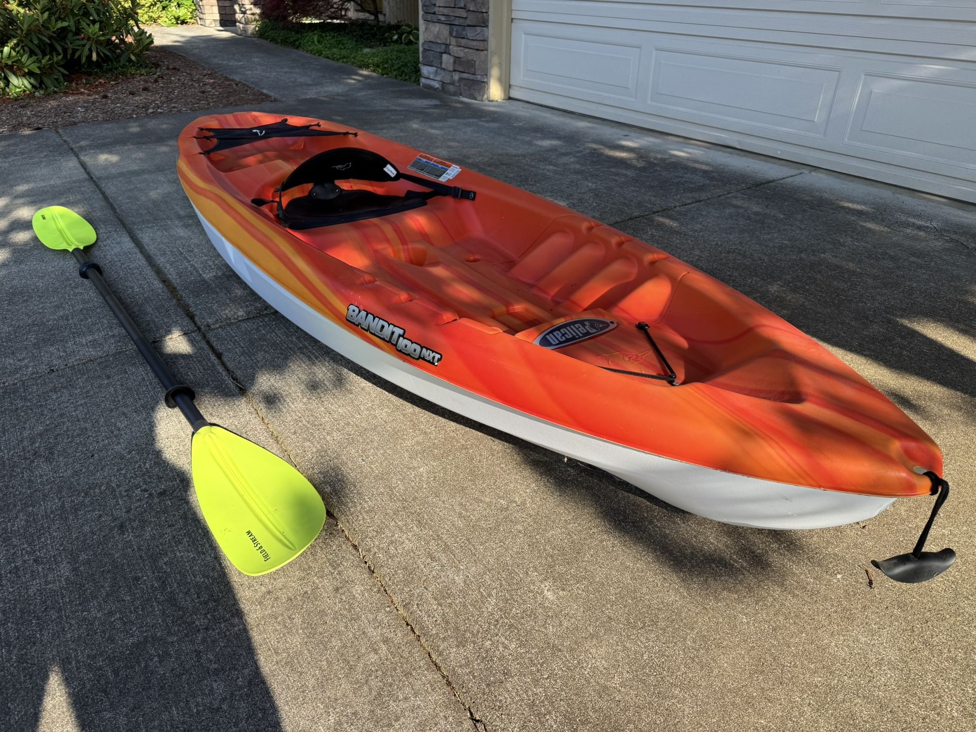 Pelican Bandit 100NXT 10’ Kayak W/paddle