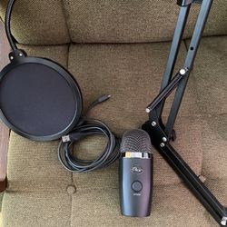Blue Yeti Nano + Desk Mic Stand 