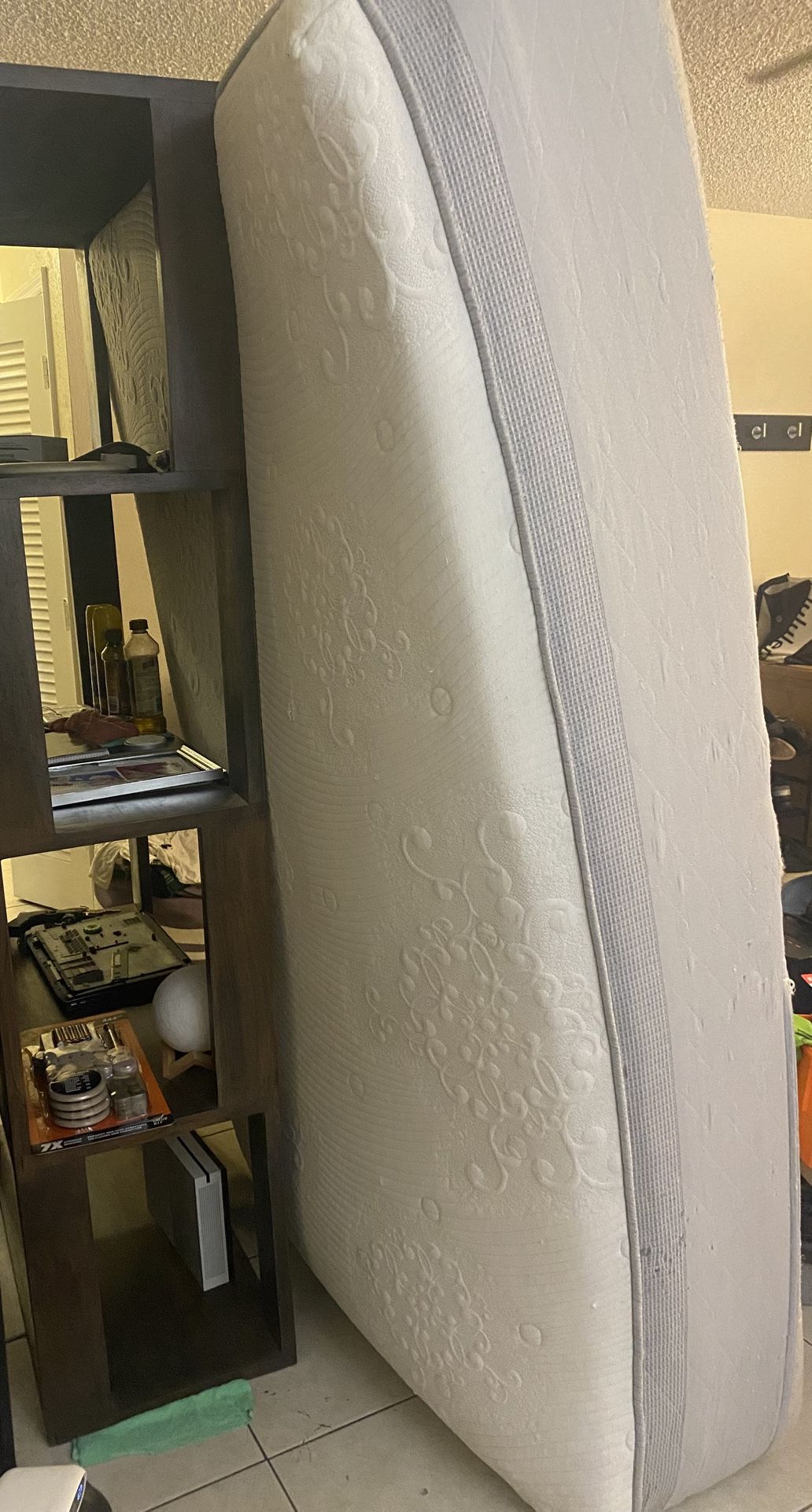 Memory Foam Queen Mattress, audio table