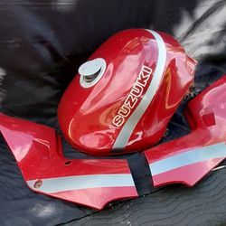 Suzuki GSX 1100 F   Gas Tank and Side Covers