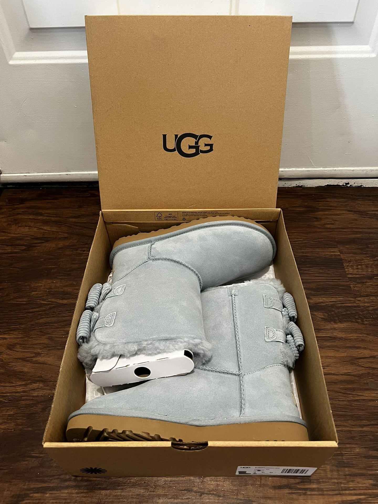 Brand New Women’s Ugg Bailey Corduroy Bow Boots