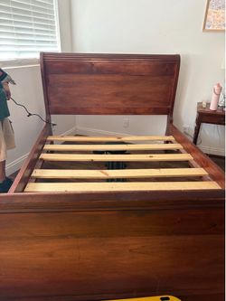 Queen size sleigh bed
