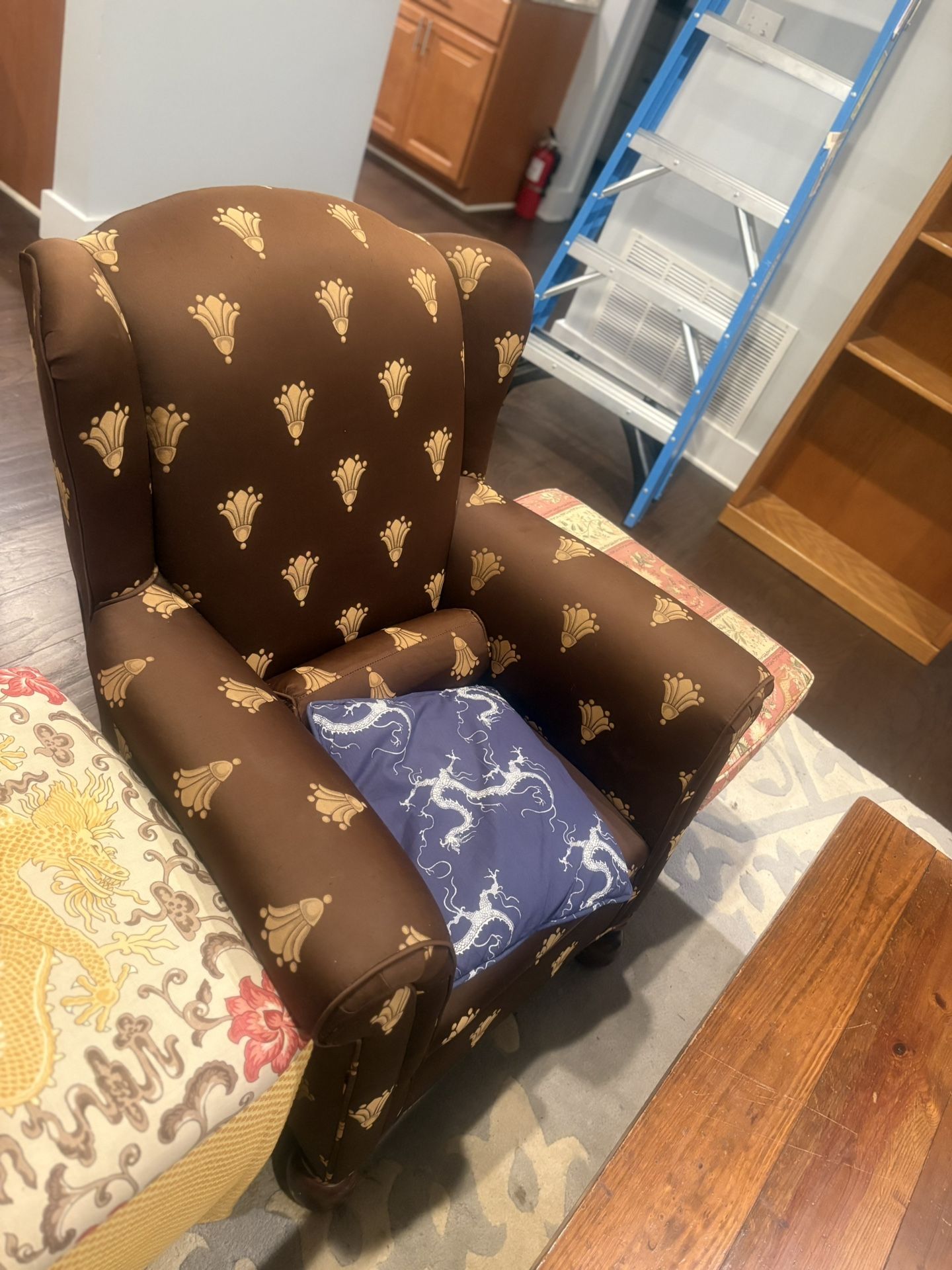 Vintage Brown Wingback Accent Chair – Classic & Comfy!