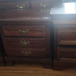 FREE FREE 0$ - Used Solid wood bedroom furniture different styles: 1 matching set (includes long dresser with mirror, chest, and 2 nightstands) + 1 ot