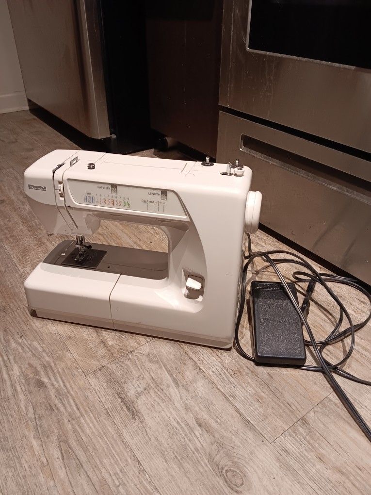 Kenmore / Janome Sewing Machine Model (contact info removed)8200 W/ Pedal, Accessories, Works
