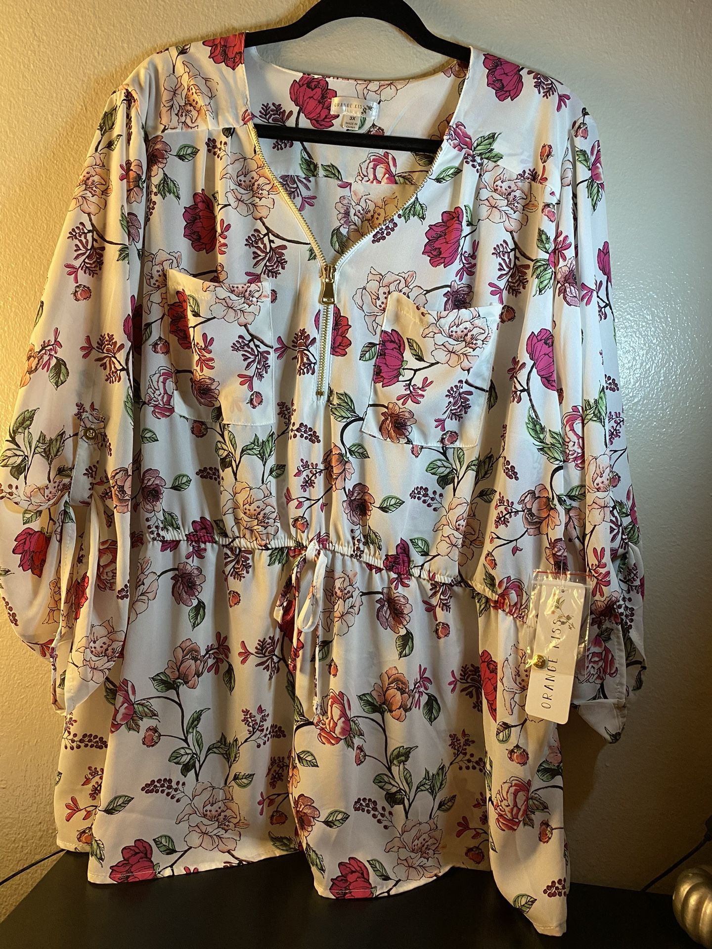 TOP / BLOUSE  Floral  NWT. SIZE  3X