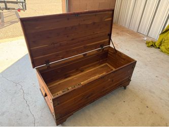 Vintage Cedar Chest / Hope Chest – Solid Wood Storage Trunk