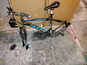 Mountain Bike No Rims Or Tires Has 3 Piece Crank On It $6