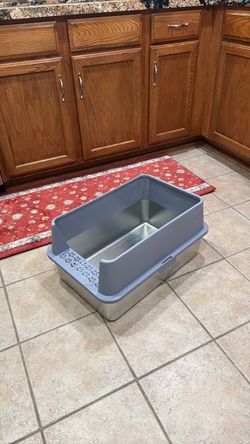 Metal kitty litter container