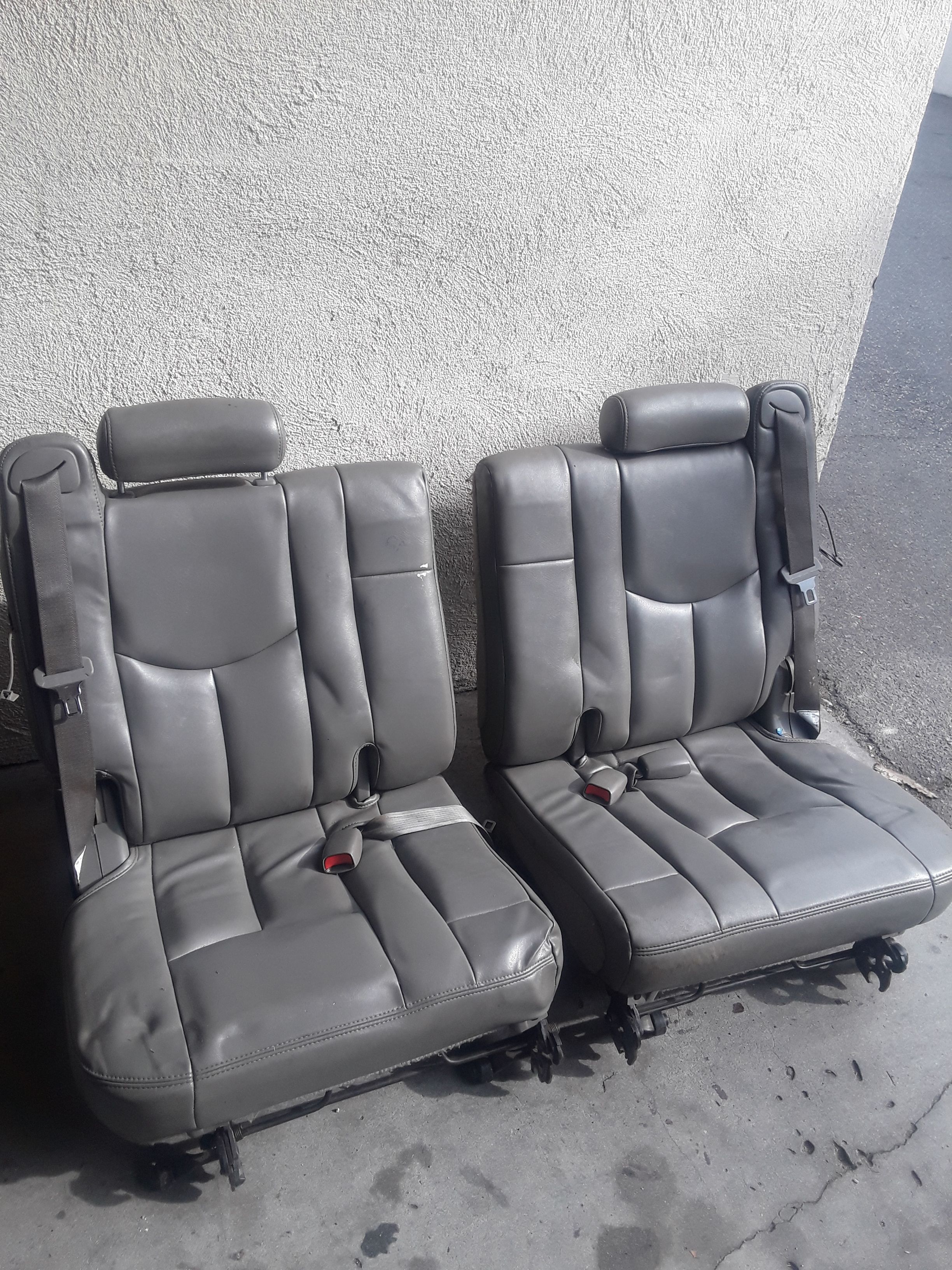 3 row GMC Leather seats like new no rips