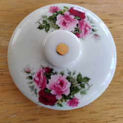 Lid to sugar bowl