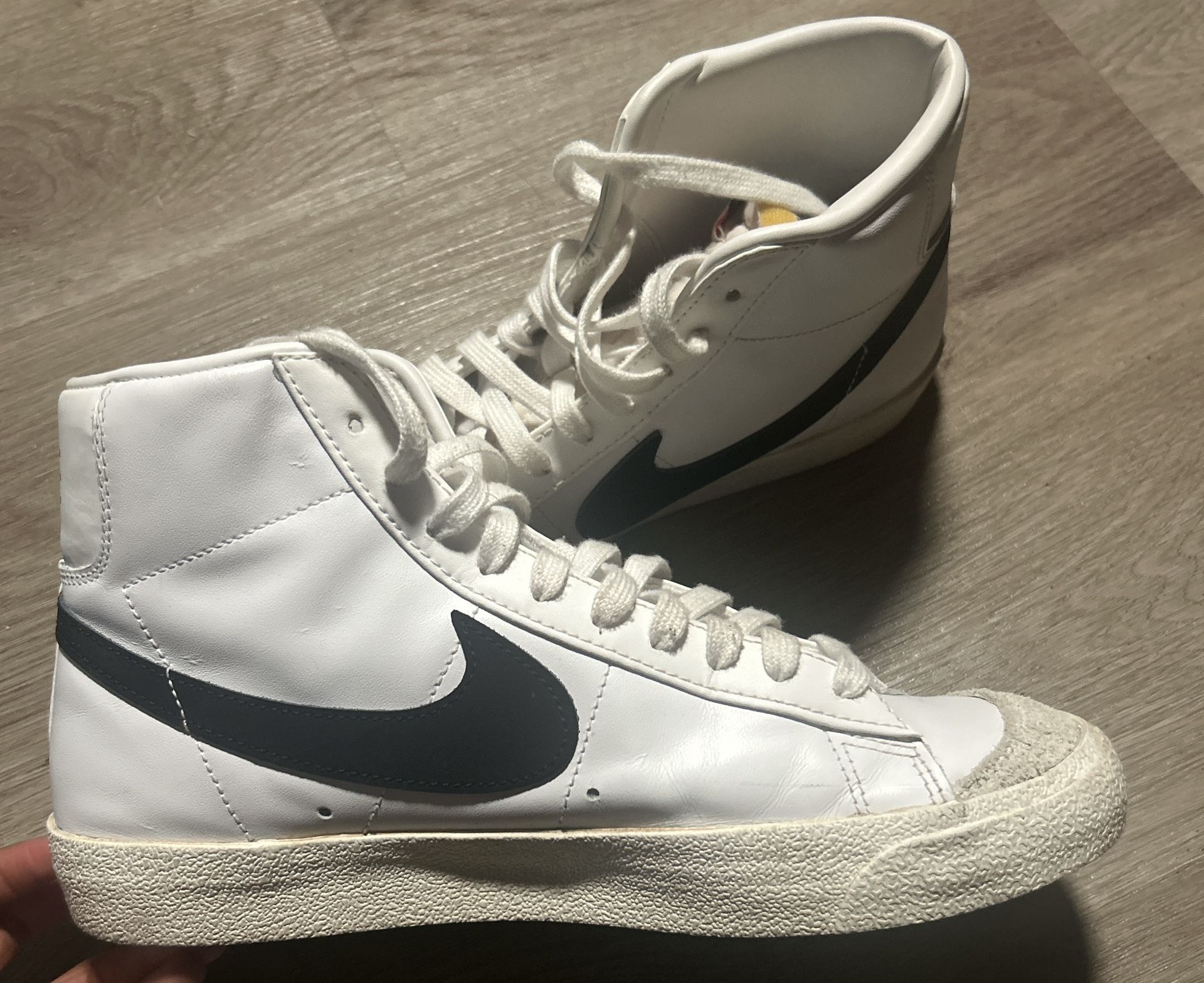 nike blazer mid ‘77 SE leather trainers in white and black.