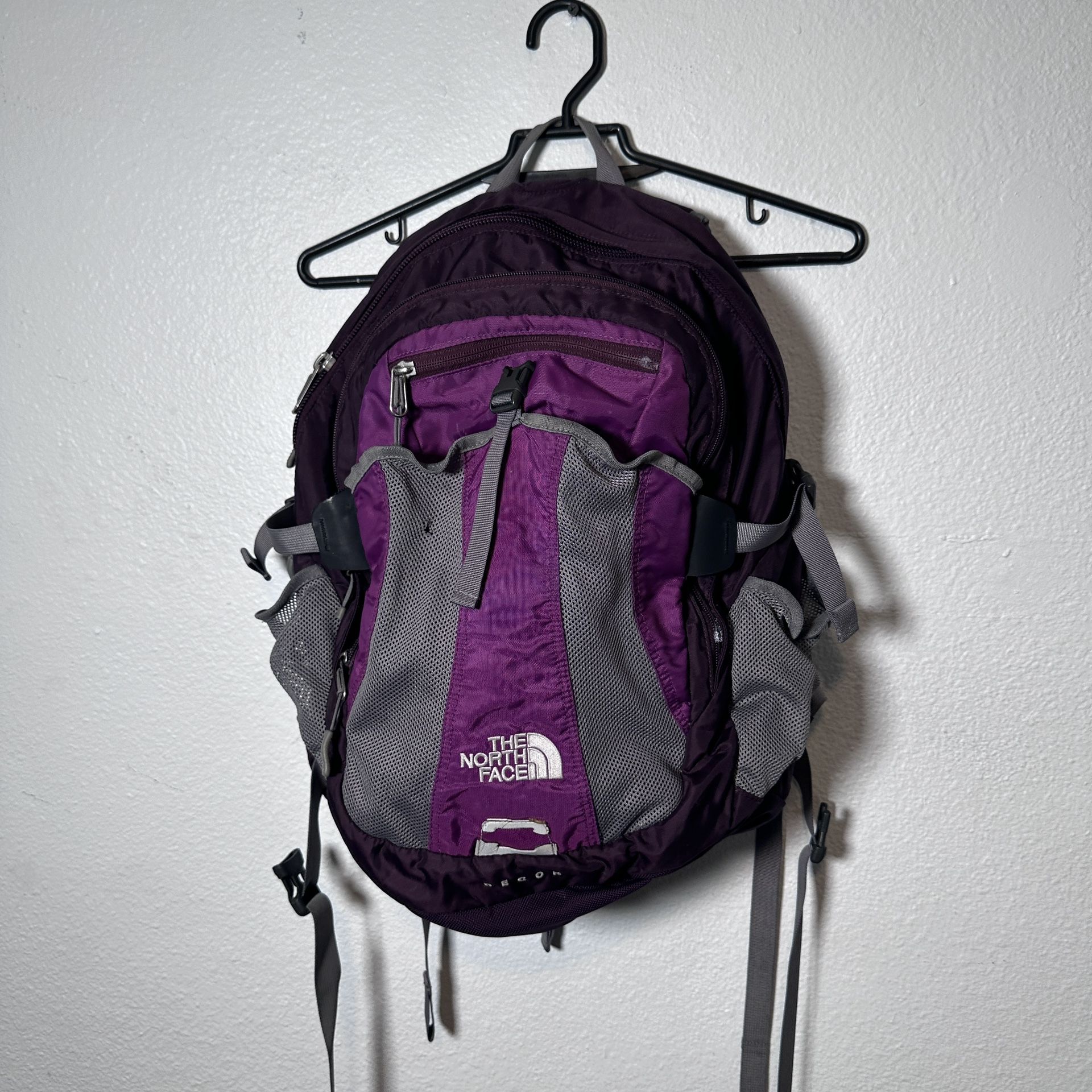north face borealis camo backpack The Women's Commuter Laptop Backpack, Forest Olive Grounded Floral Print/Forest Olive, One Size Laptop Backpack – United Color:48cm Silver EAV 16101 The bottom compression feature