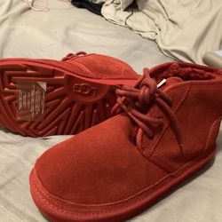 BRAND NEW KIDS UGGS SIZE 4