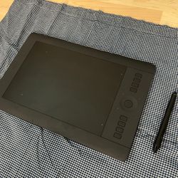 Wacom Intuos Pro Medium Touch Tablet (PTH651)