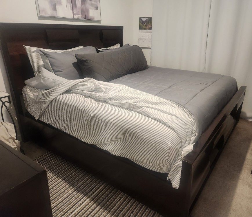 King bedroom set. Good condition 500.00