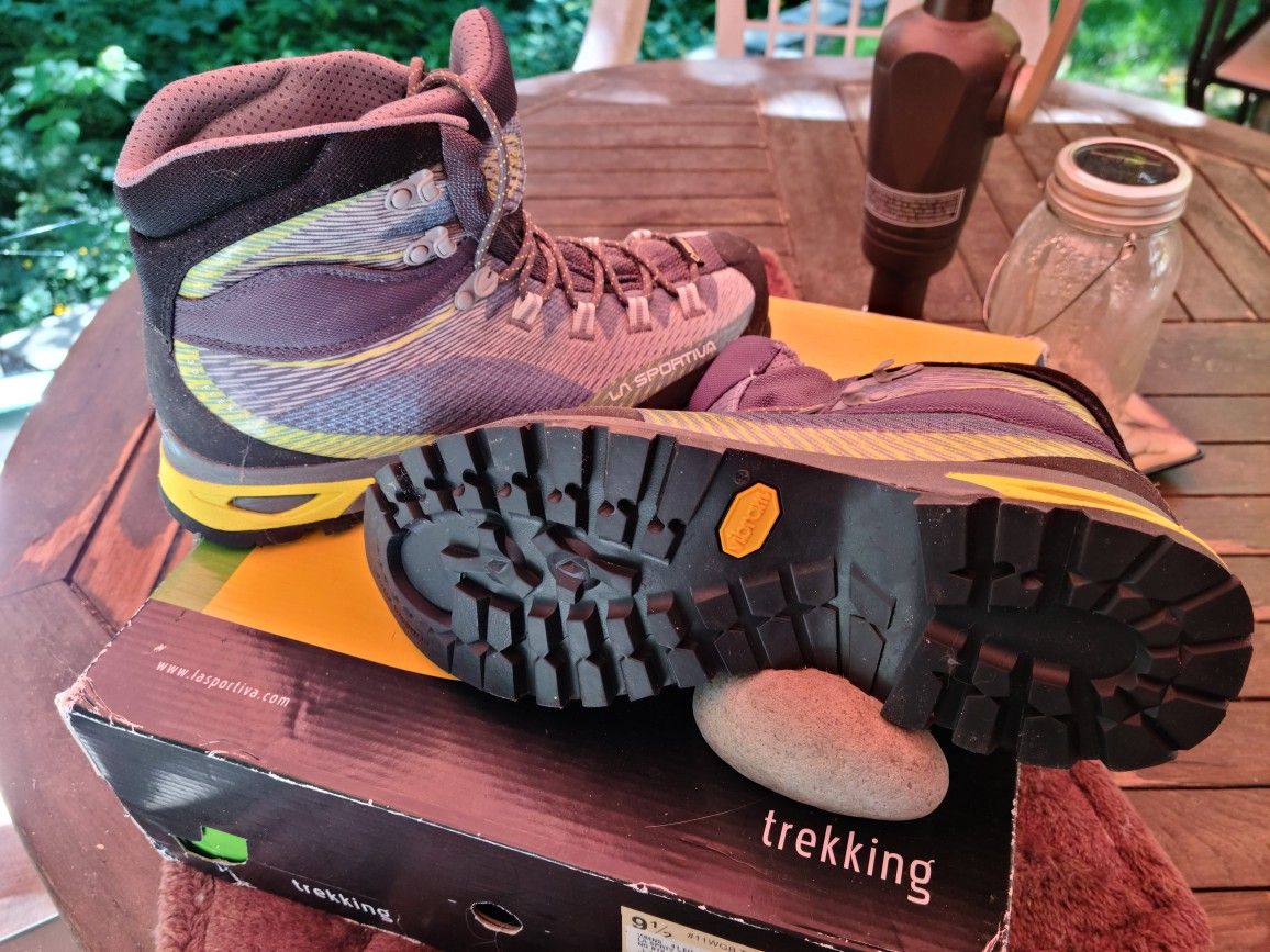 NEW Women's 9.5 LA Sportiva Hiking Boots
