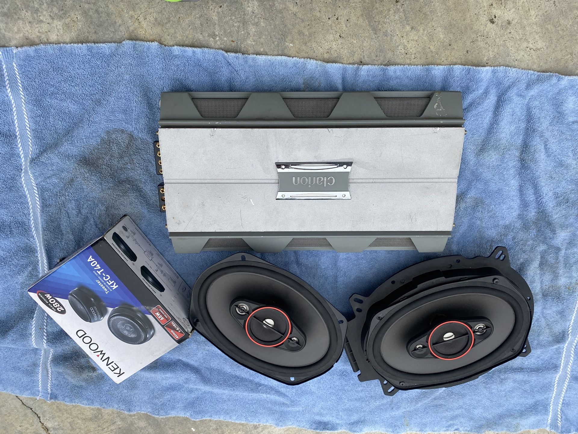 A SpeakerS And Amplifier For Sale