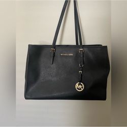 Michael Kors Jet Set Travel Bag