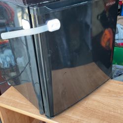 1 Tiny Fridge And 1 Minnie Fridge Both Work 