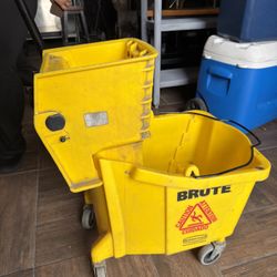 Rubbermaid Brute Mop Bucket with Wringer