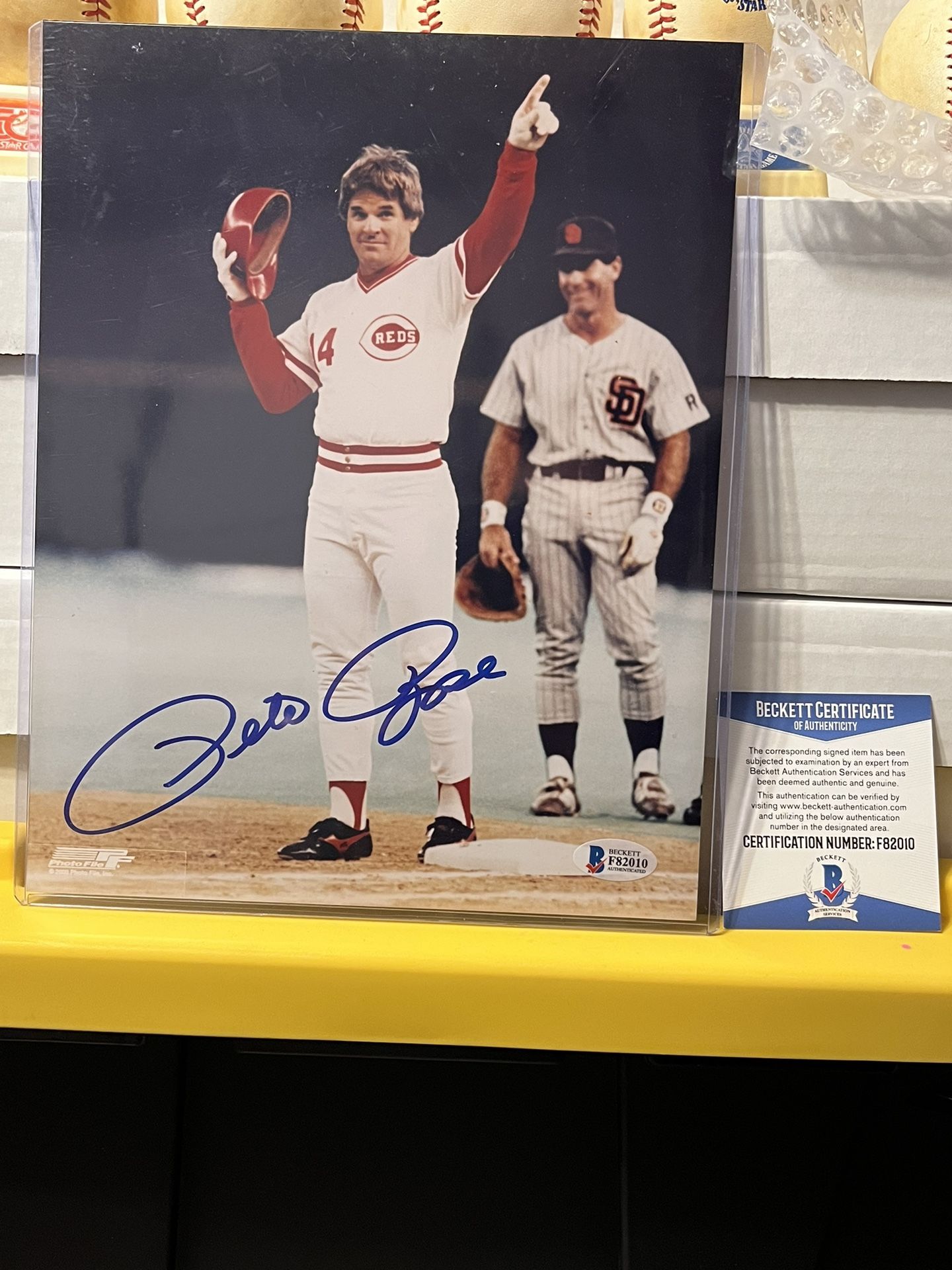Pete Rose Reds Autograph 8x10 Photo Beckett COA