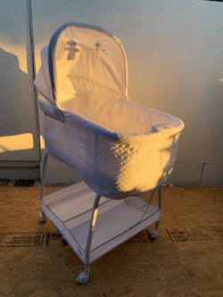 Simmons Kids Silent Auto Gliding Elite Bassinet - Excellent Condition