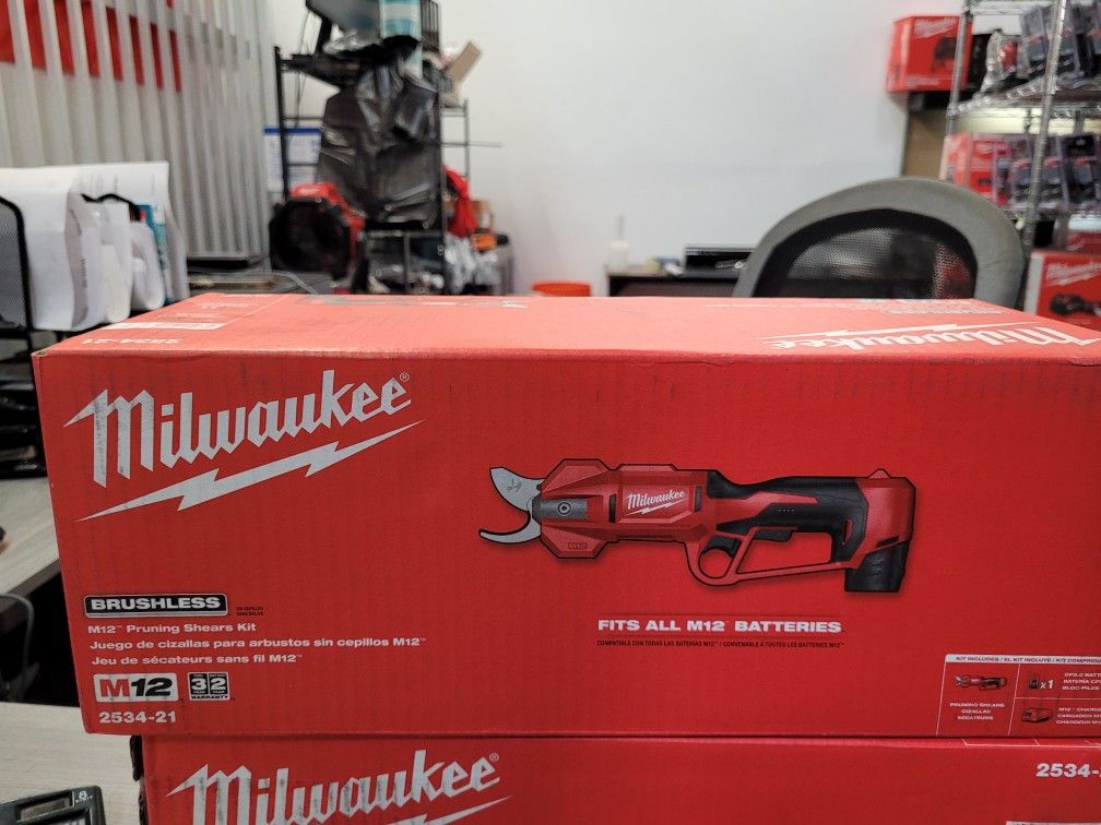 Milwaukee
M12 12V Cordless Brushless Pruner Shears Kit W/ 2.0 Ah Battery & Charger