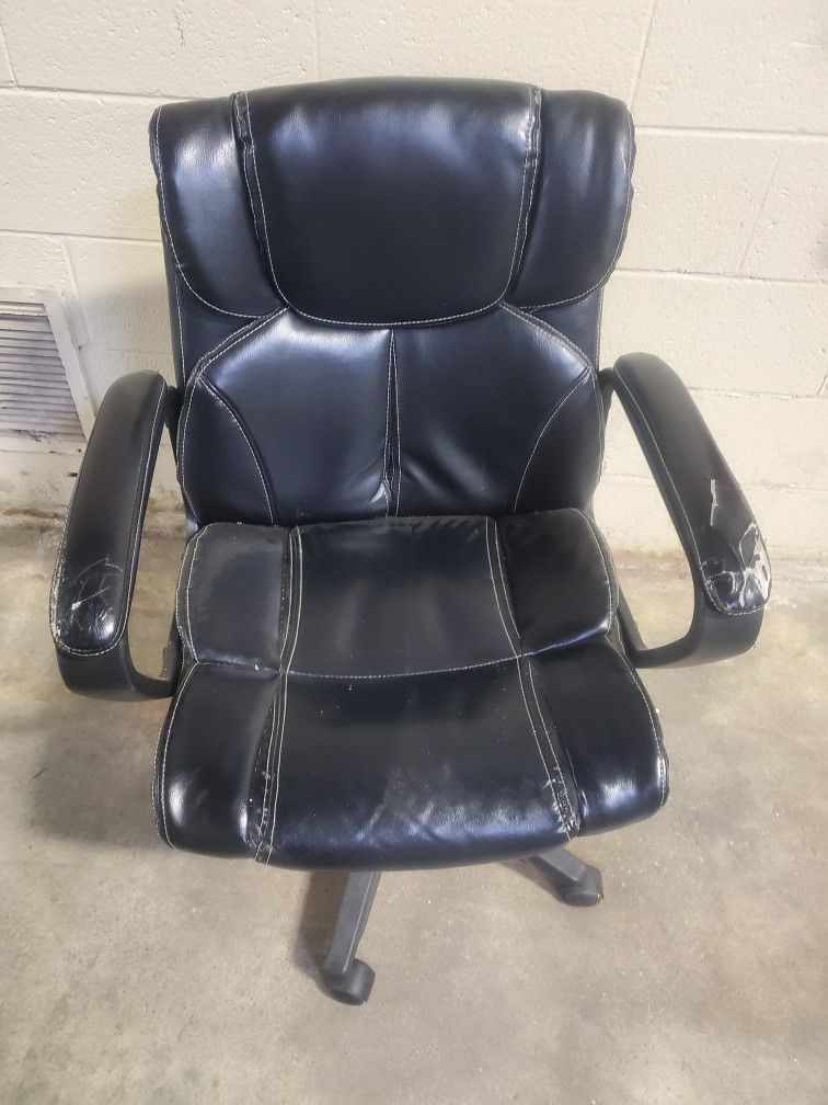 Special Price Office Chair In Good Condition Like New Available 