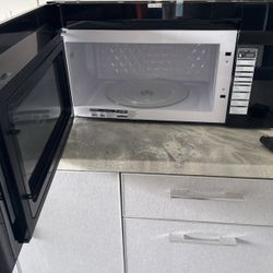 Frigidaire Gallery 30” Above Oven Microwave 