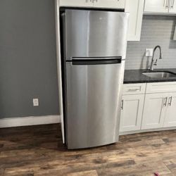 Whirlpool Refrigerator  17.6-cu ft Standard-Depth 28-in Wide Top-Freezer
