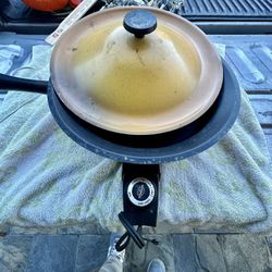 FRYER: LEGENDARY WEST BEND ELECTRIC SKILLET IN GOOD WORKING CONDITION & CLEAN . NOT MUCH USE . THE INSIDE IT IS SUPER CLEAN 