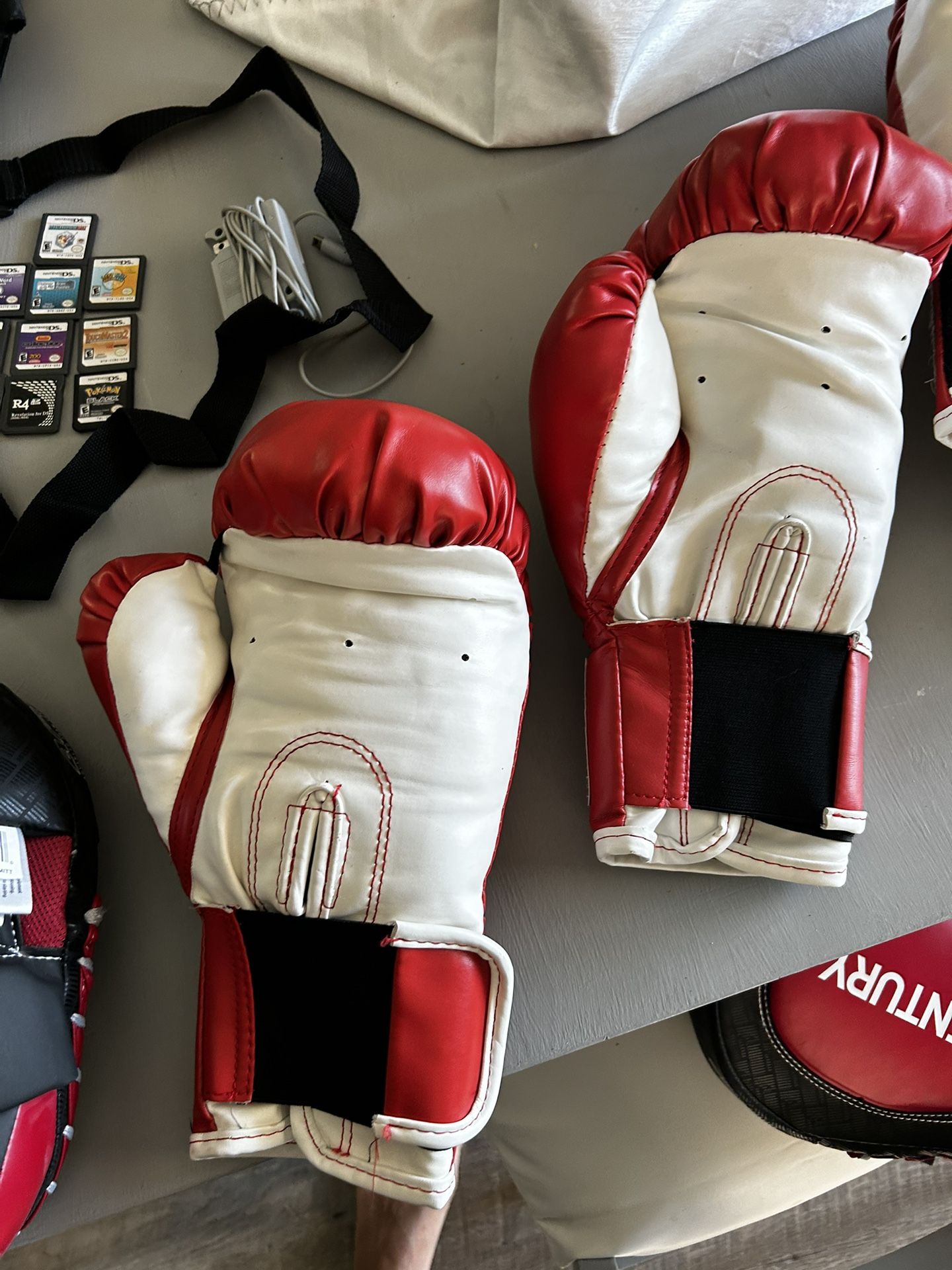 UFC Boxing Training Gloves And Hit Pads All For $60 Used 3 Times Like New LARGE