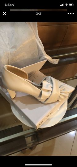 NIC ZOE White Leather 7 1/2 size Shoes Pump. Buy it from Nordstrom for $170.00 or buy from me for $95.00.