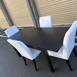 Expandable dining table with 4 chairs/ Mesa que se expanse con 4 sillas 